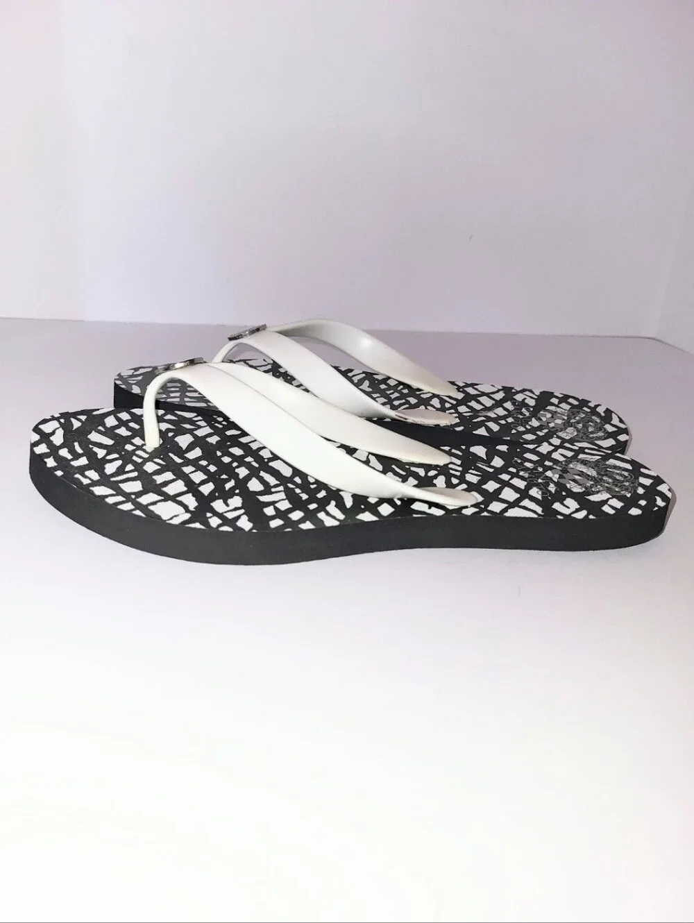 NWOT Vince Camuto Black & White Abstract Flip Flop Thong Sandal Large 8.5-9